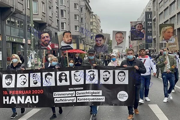 Almanya'da binlerce kişi sosyal adaletsizlik ve ırkçılığı protesto etti