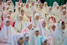 آیین جشن تکلیف جمعی از دختران دانش‌آموز شیرازی در آستان مطهر حضرت شاهچراغ (ع)