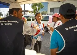 La mosquée de Panama offre de l’eau aux jeunes pèlerins catholiques en route pour voir le pape