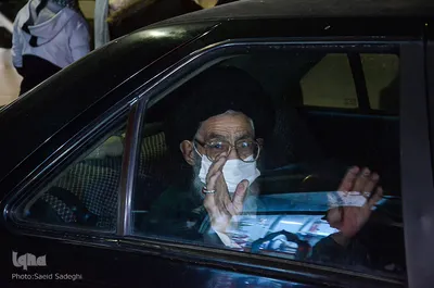 اهالی محل هنگام هنگام خروج ایشان از مسجد احوالپرسی میکنند و تا ماشین ایشان را همراهی می کنند