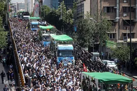 تشییع پیکر ۱۵۰ شهید تازه تفحص شده از مقابل دانشگاه تهران به سمت معراج شهدا