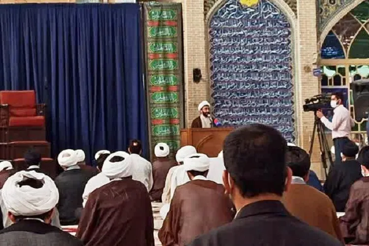 تجمع طلاب شیراز در محكومیت هتاكی مكرون / رحمت پیامبر(ص) شامل تمام انسان‌هاست
