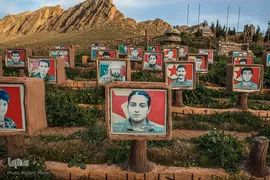 در بخش شمالی کوه سنجار، نزدیک شهر سنونی، گور دسته جمعی سربازان زن و مرد یگان‌های حفاظت ایزدی، که در طی دوره اشغال داعش در نبرد علیه آنها کشته شدند.