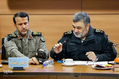 از راست سردار حسین اشتری٬ فرمانده نیروی انتظامی جمهوری اسلامی ایران و سردار بهمن کارگر، رئیس بنیاد حفظ آثار و نشر ارزش های دفاع مقدس در همایش سراسری مدیران و مسئولان بنیاد حفظ آثار و نشر ارزش‌های دفاع مقدس