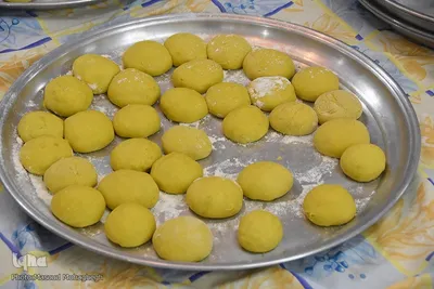 پخت و توزیع نان محلی در سمنان
