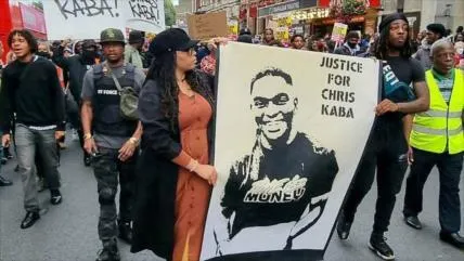 Protestan en Londres contra asesinato de joven negro a manos de policía