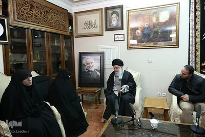 حضور رهبر معظم انقلاب در منزل سردار شهید سپهبد سلیمانی
