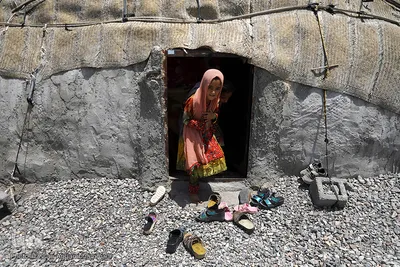 توزیع ۳۰۰بسته معیشتی اقلام ضروری مواد غذایی «هم نمک» میان خانواده های بی بضاعت و محروم روستاهای جازموریان، در جنوب کرمان