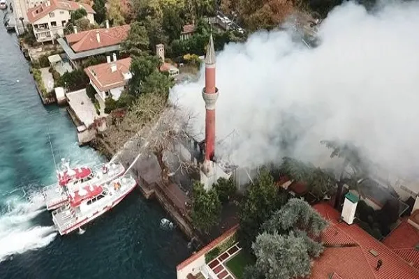 Üsküdar'da tarihi camide yangın