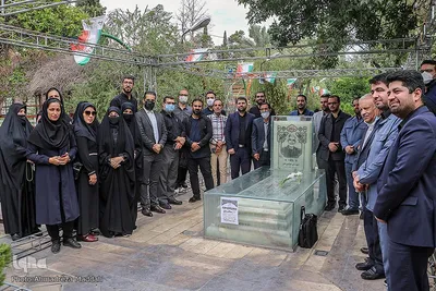 گلباران مزار مطهر شهدا توسط خبرنگاران شیرازی