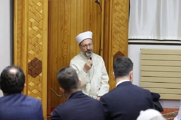 Ali Erbaş Fransa'da teravih namazı kıldırdı