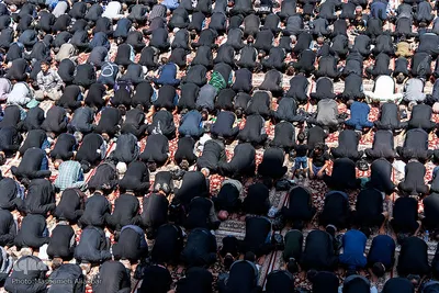 نماز ظهر عاشورا در آستان مقدس امامزادگان محمد (ع) و سکینه خاتون (س) کرج