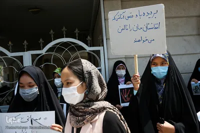 تجمع دختران مشهدی در محکومیت حمله تروریستی به مدرسه سیدالشهدا کابل
