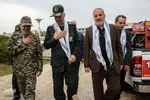 منصور کتانباف، شهردار اهواز، فرمانده دانشگاه افسری امام حسین (ع) به سمت سالن همایش همراهی می‌کند