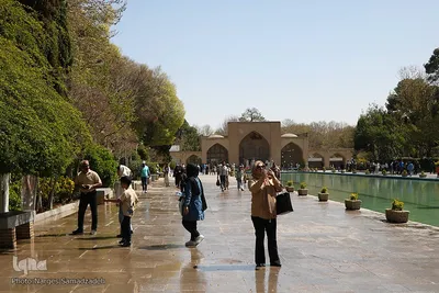 بازدید مسافران نوروزی از کاخ چهلستون اصفهان