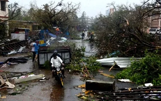 মাটিতে নেমে দুর্বল হলো ফণী; নিয়ে গেল ১৩টি প্রাণ
