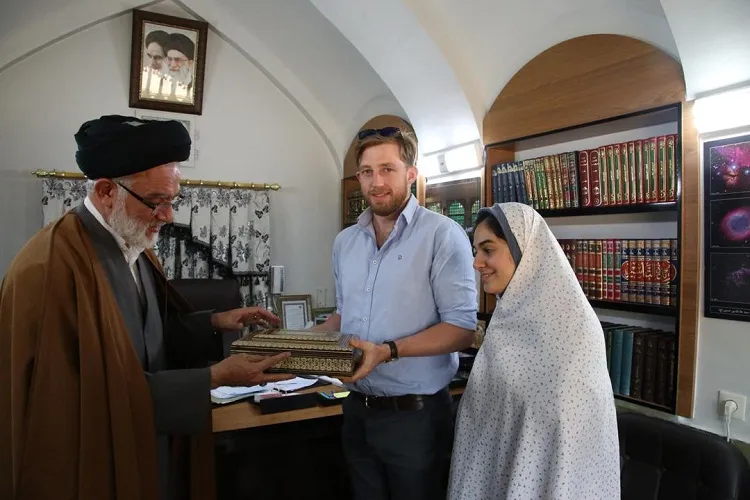 تشرف جوان مسیحی به دین اسلام در حرم آستانه شیراز
