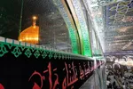 نصب پرچم عزا بر فراز گنبد حرم حسینی(ع) + فیلم