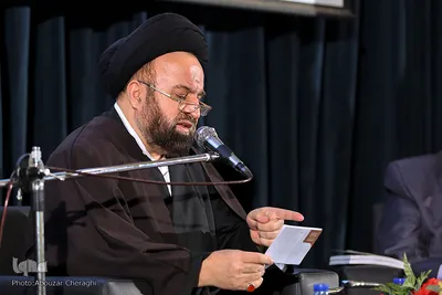 حجت‌الاسلام والمسلمین سیدمصطفی میرلوحی، عضو هیئت علمی دانشگاه امام صادق(ع) در نشست پژوهشی مبانی قرآنی انقلاب اسلامی در اندیشه امام(ره) و رهبری