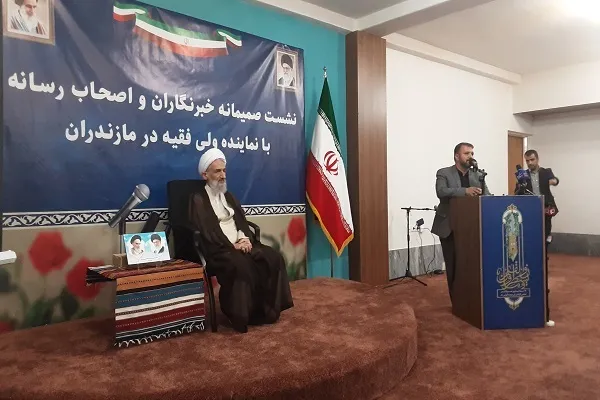 نشست صمیمی خبرنگاران و اصحاب رسانه استان با نماینده ولی فقیه در مازندران