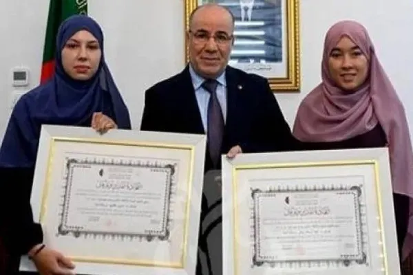 وزير الأوقاف الجزائري يُكرّم المتوجتين في المسابقتين الدوليتين للقرآن
