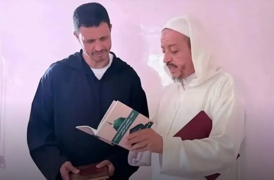 L'entraîneur national Jamal Sellami a été l'invité de l'école de Tazroualt, dédiée à l'enseignement traditionnel et à la mémorisation du Coran, dans la province de Tiznit. 