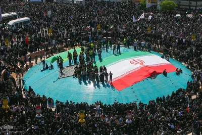 Millionen Menschen bei Trauerfeier für Märtyrer Ayatollah Raisi und seine Gefährte