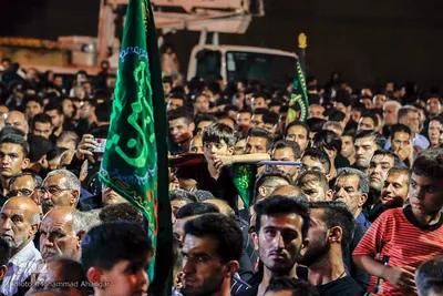 آیین نصب پرچم شب اول محرم در امامزاده عبدالله(ع) شوشتر