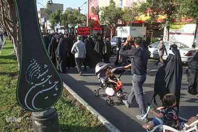 حضور عاشقان حسینی در مراسم پیاده‌روی جاماندگان اربعین ارومیه‎
