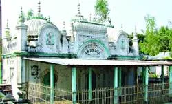 আধুনিক ও মোগল স্থাপত্যরীতিতে মেকুরটারী শাহী মসজিদ