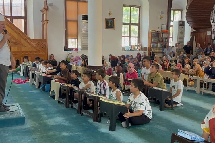 150 öğrenci 10 dakikada hatim yaptı 150 öğrenci 10 dakikada hatim yaptı