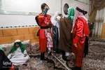 بازیگران قبل از اجرا به یکدیگر برای آماده شدن کمک می کنند.