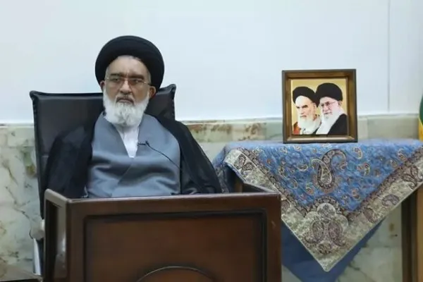زیرسؤال‌بردن خدمات انقلاب سیاه‌نمایی است