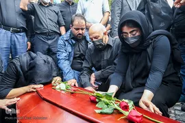 تشییع پیکر هنرمند انقلابی حبیب الله صادقی