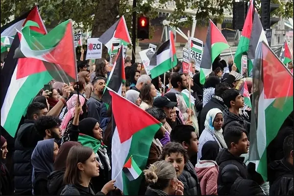 İngiltere'de Filistin için Oxford Circus trafiğe kapatıldı