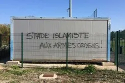 France : Des inscriptions islamophobes sur le stade d’un club de l’Hérault