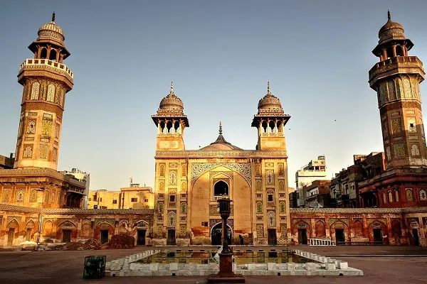 Pelakon Pakistan dituduh mencemarkan masjid