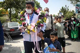 استقبال از جواد فروغی در فرودگاه امام (ره)