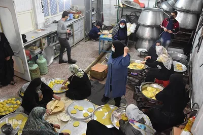 پخت و توزیع نان محلی در سمنان