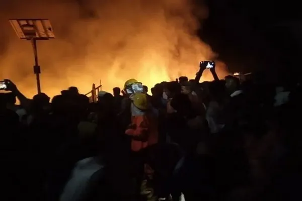 Сӯхтор дар урдугоҳи мусулмонони Роҳинҷа дар Бангладеш