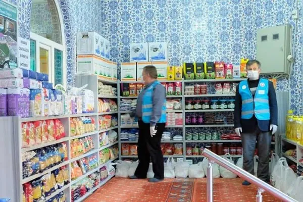Bursa'da caminin içi ihtiyaç sahipleri için markete çevrildi
