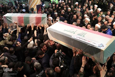 مراسم اقامه نماز بر پیکر مطهر سپهبد شهید حاج قاسم سلیمانی و همرزمان شهیدش با حضور رهبر معظم انقلاب