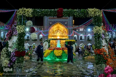 گل‌آرایی و چراغانی حرم رضوی در آستانه میلاد امام هشتم