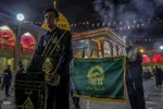 آیین لاله‌گردانی خدام حرم شاهچراغ(ع) در رثای شهادت امام رضا(ع)