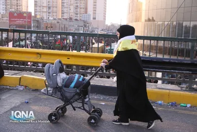 ورود خیل عظیم زوار اربعین از باب القبله به سمت بین الحرمین