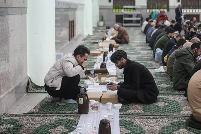 توزیع افطاری در شب میلاد امام حسن مجتبی(ع)