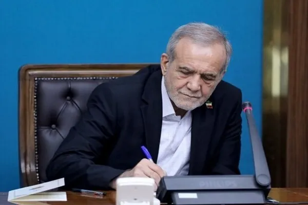 دست مردم، مسئولان و رزمندگان عراق را به گرمی می‌فشارم