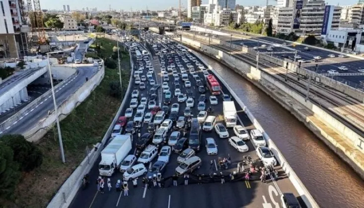 İsrailli esirlerin aileleri, Tel Aviv’de yolları kapattı