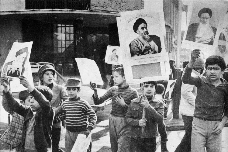 ‌کودکان و نوجوانان را با محتوای انقلاب آشنا کنیم