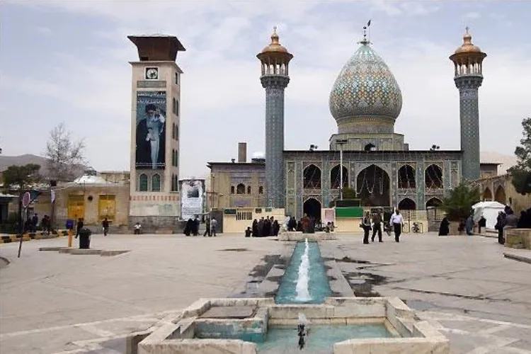 نوای دعای توسل از بارگاه حرم آستانه شیراز پخش می‌شود